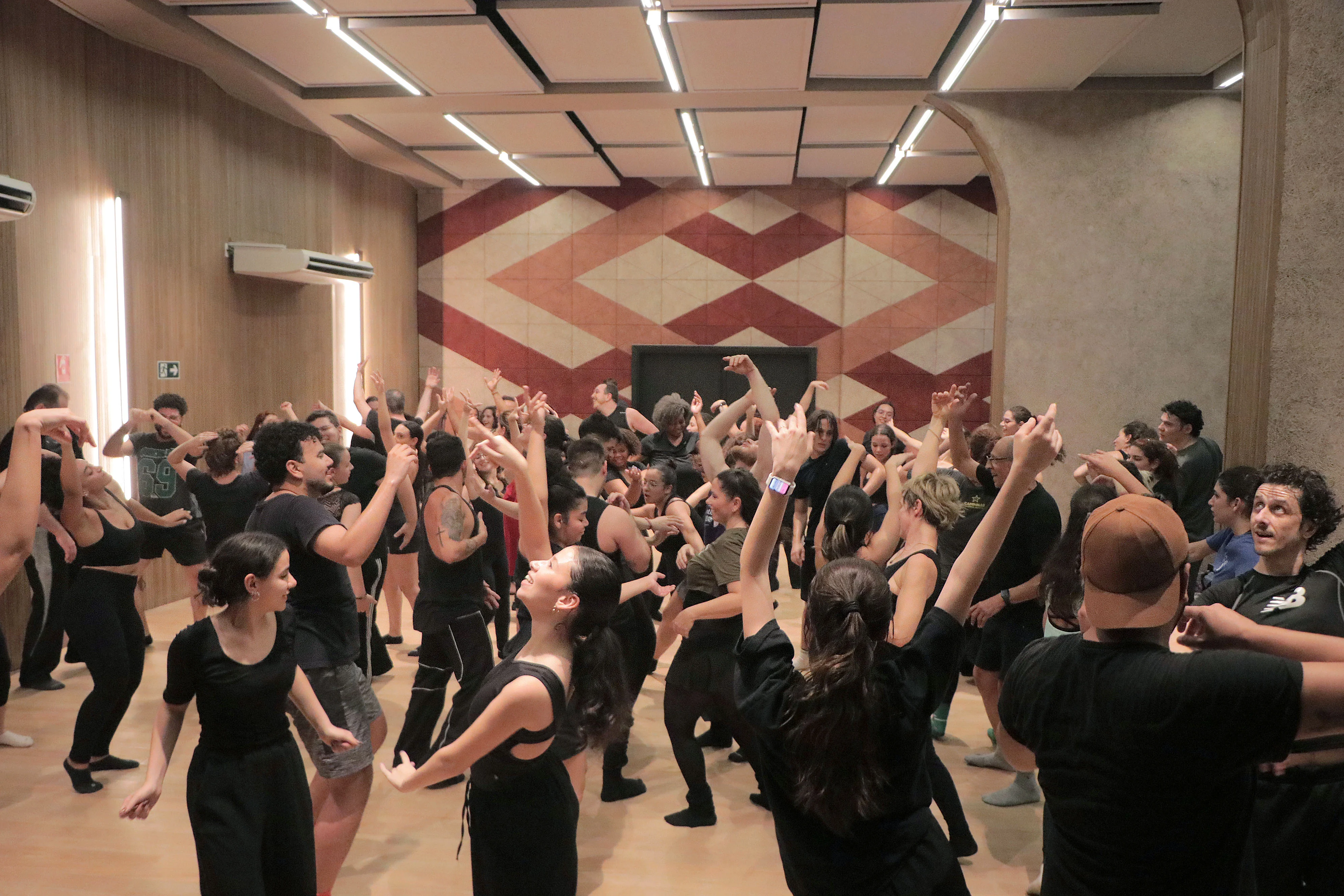Imagem de alunos vestidos de roxo